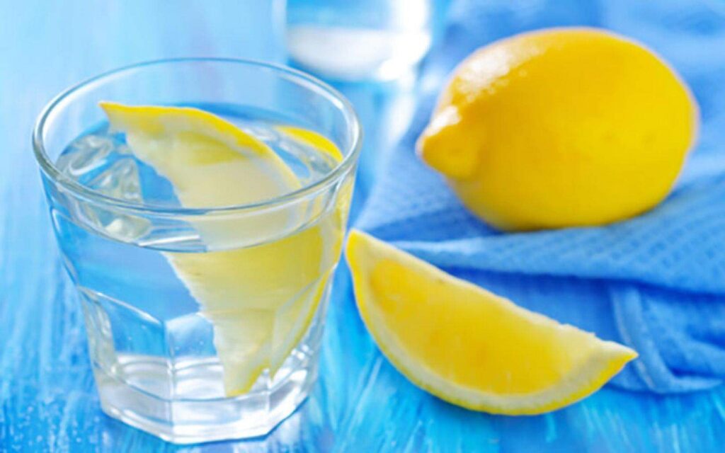 5 فوائد لإضافة الليمون إلى الماء